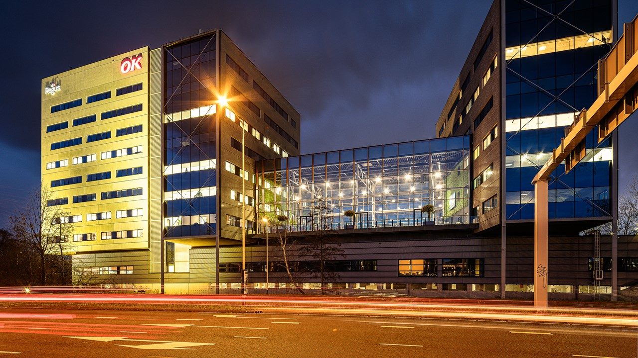 De Bond Towers in Breda bij avond