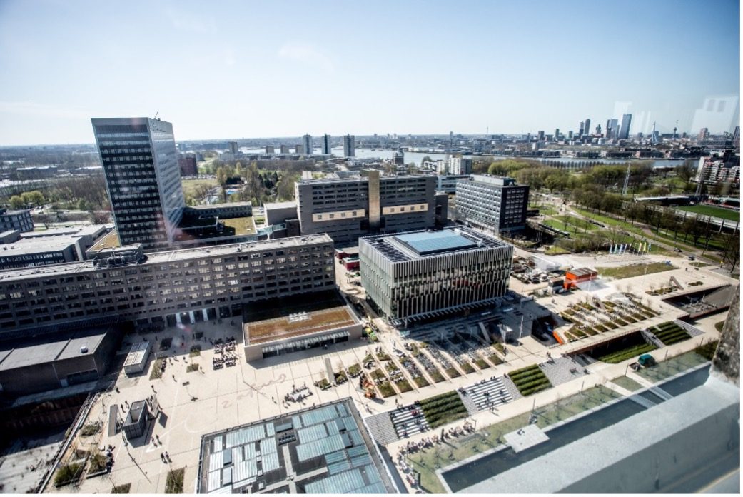 Luchtfoto van de campus van de Erasmus Universiteit Rotterdam