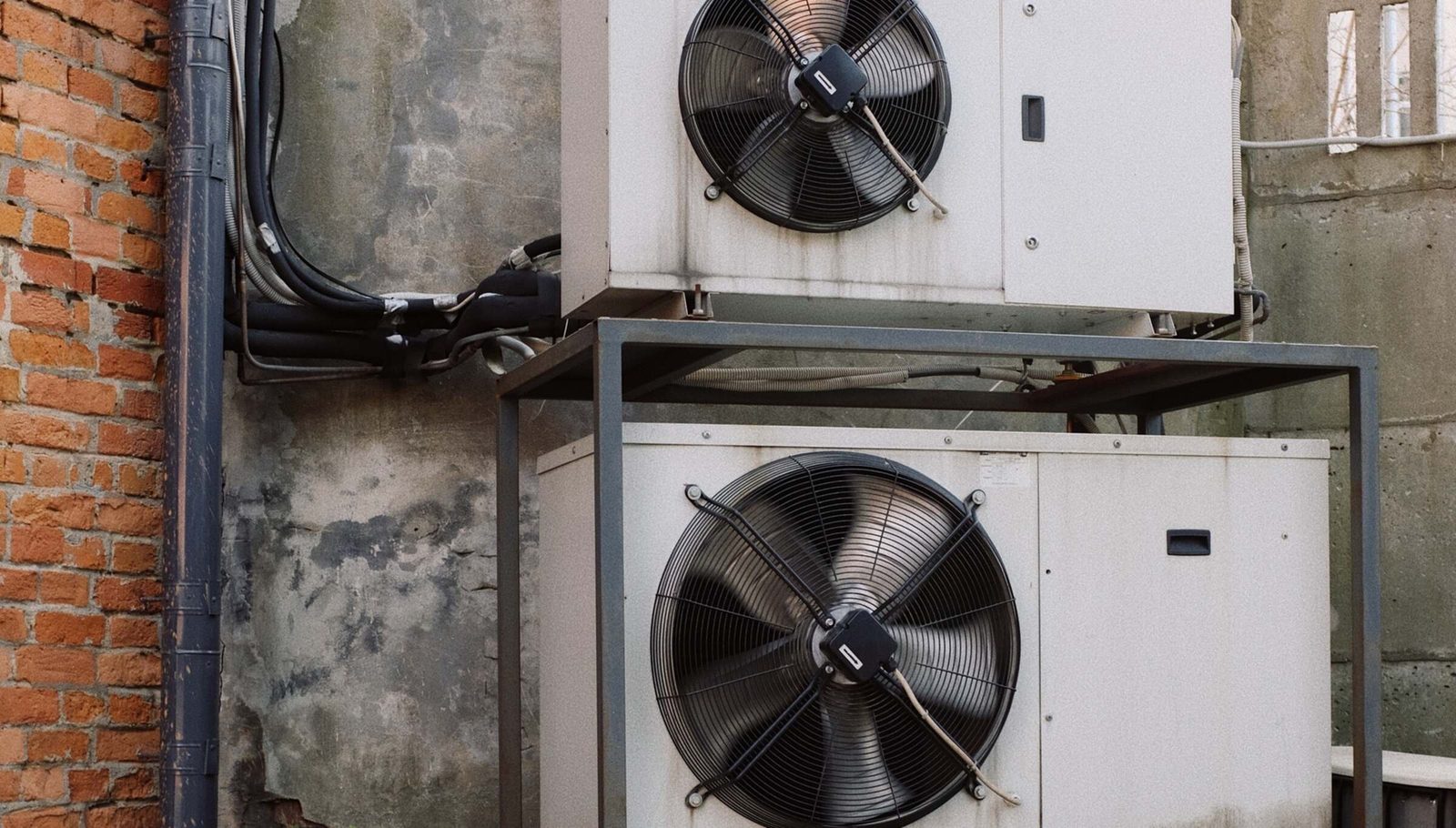 Buitenopstelling van warmtepompen en koelunits (sfeerbeeld)