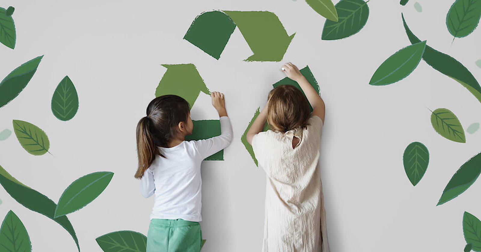 Kinderen bij een groene, duurzame wand (sfeerbeeld)