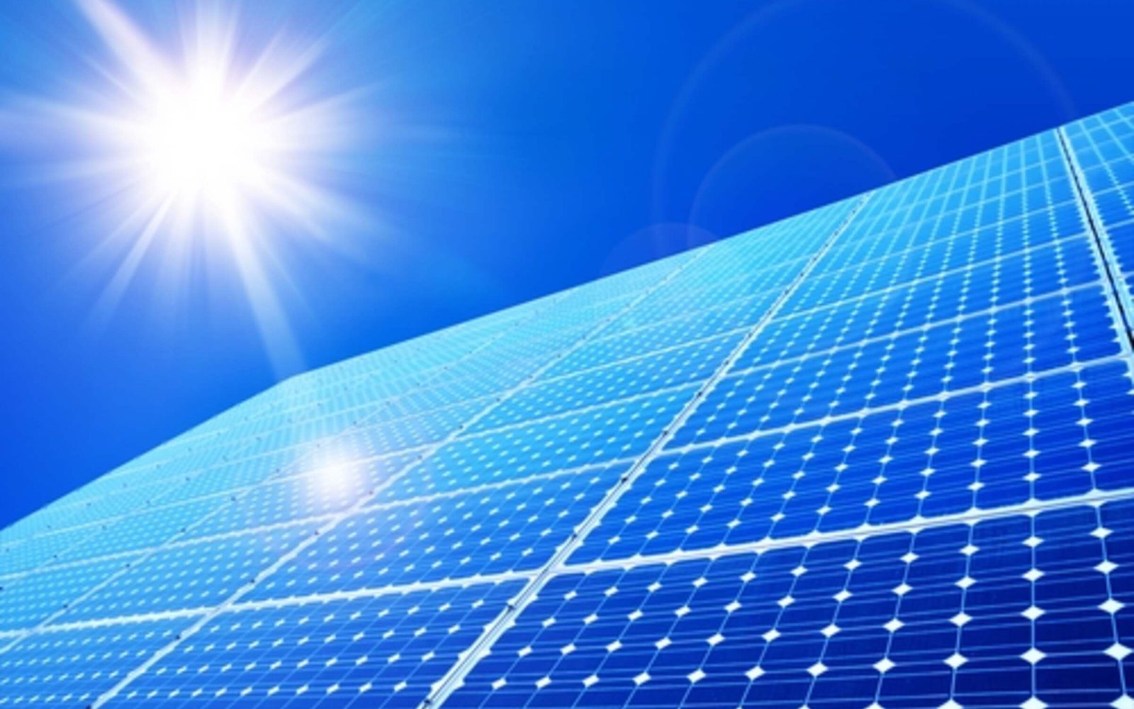 Zonnepanelen onder een heldere hemel (sfeerbeeld)
